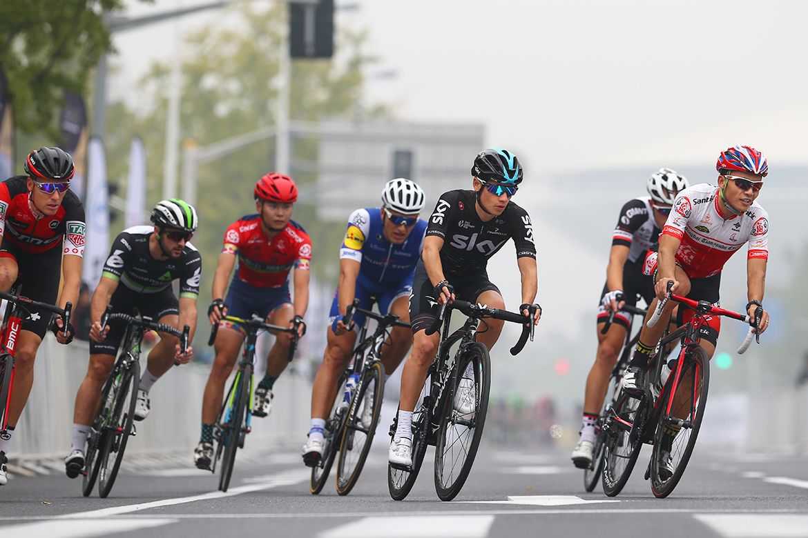 Kenny Elissonde leads a group of riders