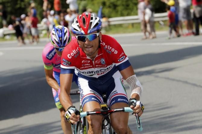 Johnny Hoogerland (Vacansoleil) tries to get across with Damiano Cunego