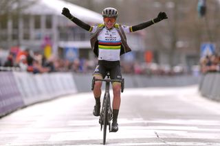 Annemiek van Vleuten wins women's Omloop Het Nieuwsblad