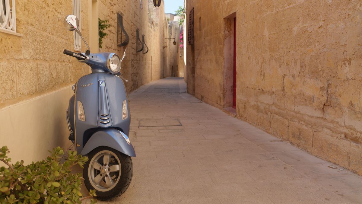 Panasonic Lumix L10 image gallery: a blue vespa in an old alleyway in Valetta, Malta