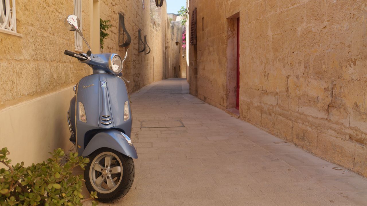 Panasonic Lumix L10 image gallery: a blue vespa in an old alleyway in Valetta, Malta