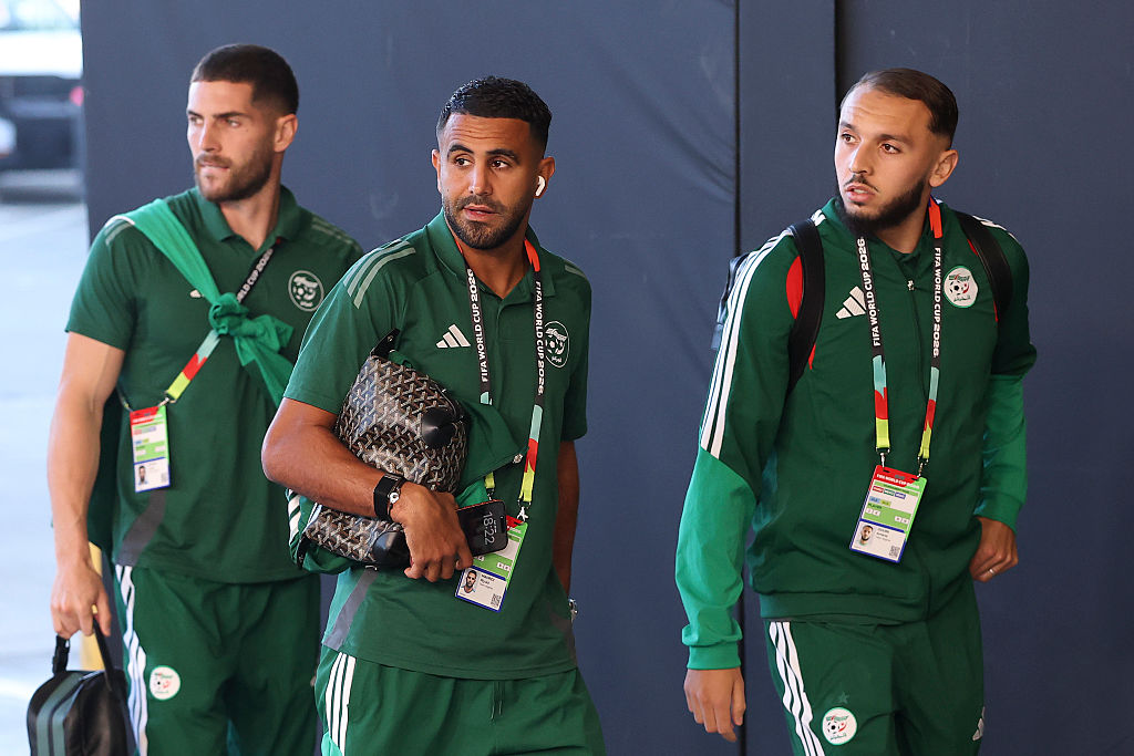 SANTA CLARA, CALIFÓRNIA - 22 DE JUNHO: Luca Zidane #23, Riyad Mahrez #7 e Amine Gouiri #9 da Argélia chegam antes da partida do Grupo J da Copa do Mundo FIFA 2026 entre Jordânia e Argélia no San Francisco Bay Area Stadium em 22 de junho de 2026 em Santa Clara, Califórnia. (Foto de Stu Forster/Getty Images)