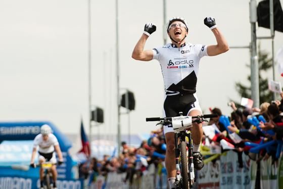 Nino Schurter (Scott Swisspower) celebrates victory in Czech.