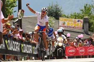 Marianne Vos (Netherlands) wins the fifth stage and takes the 'maglia 'rosa'.