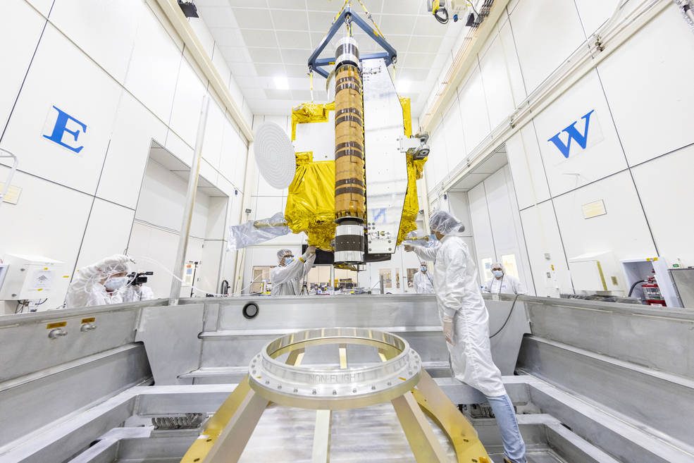 Le test de redirection double astéroïde de la NASA, ou DART, est transporté dans un conteneur d'expédition pour son voyage vers la base de la force spatiale de Vandenberg en Californie pour un lancement le 24 novembre 2021.