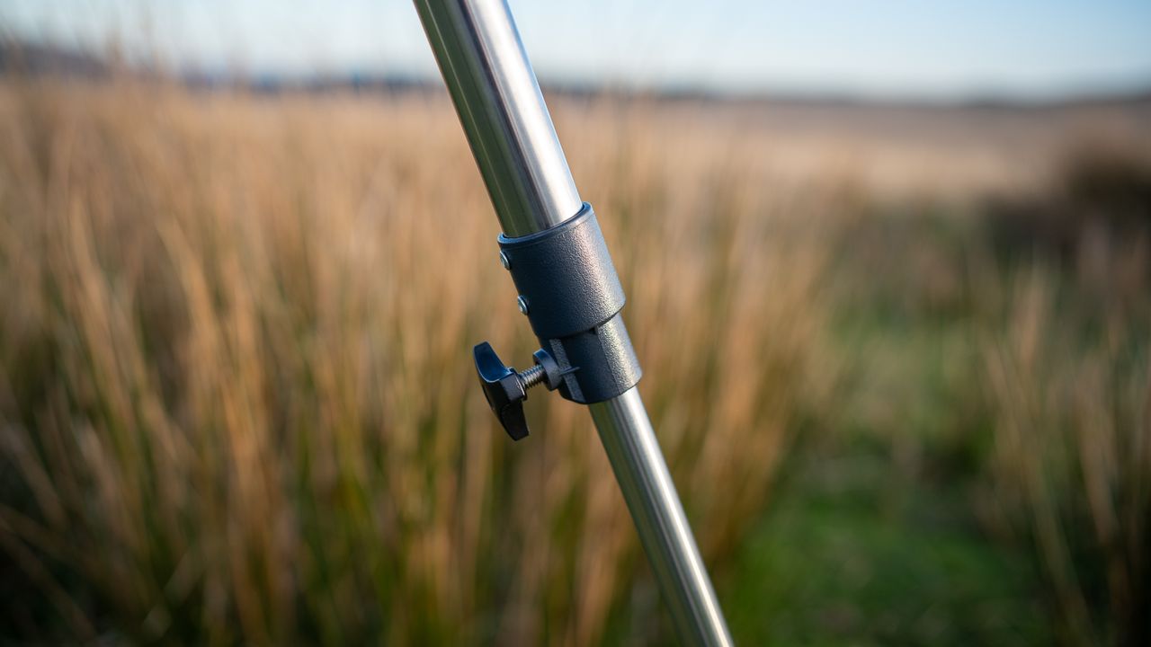 Celestron AstroMaster LT 70AZ tripod leg
