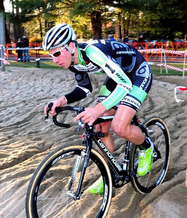 Jeremy Powers (Cannondale-Cyclocrossworld) through the sand pit.