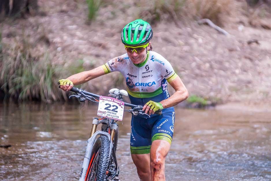 Smiles and mud from Annemiek van Vleuten