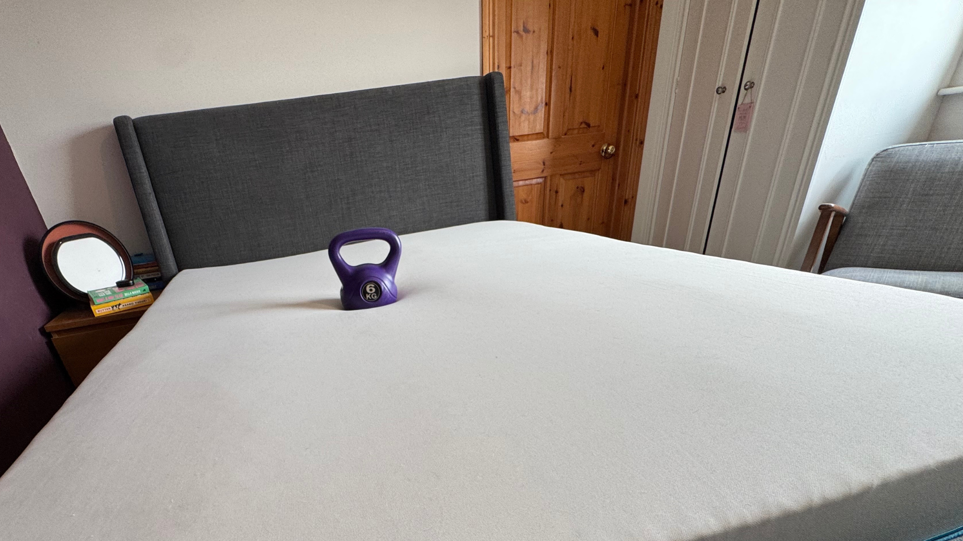 An image of a kettlebell placed on the Simba Hybrid Luxe mattress