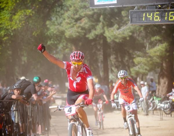 Todd Wells (Specialized) wins a sprint against Geoff Kabush (Team Maxxis-Rocky Moutain) in a Fontana sand storm.