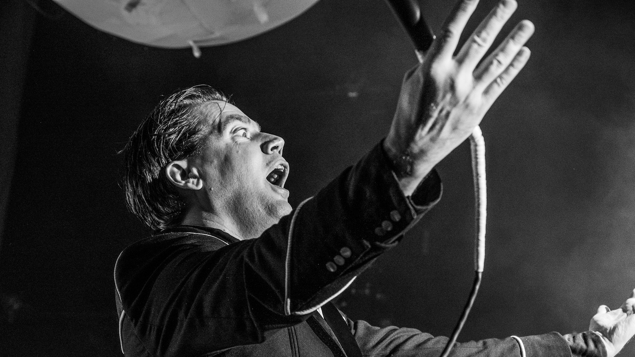Howlin&#039; Pelle Almqvist of the Hives, howlin&#039;