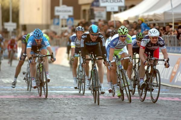 Edvald Boasson Hagen (Sky Procycling) claims the win on stage three of Tirreno