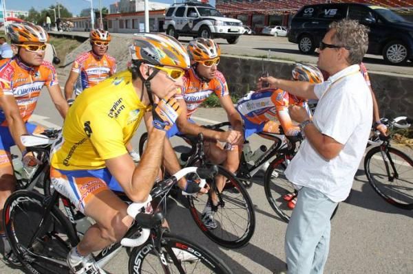 The Loborika team talk tactics before the stage start.
