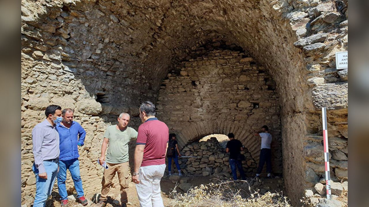 Archaeologist and project survey leader Sedat Akkurnaz consults with the survey team.