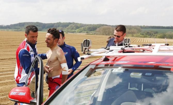 The Katusha team checks out the injuries of Joaquim Rodriguez