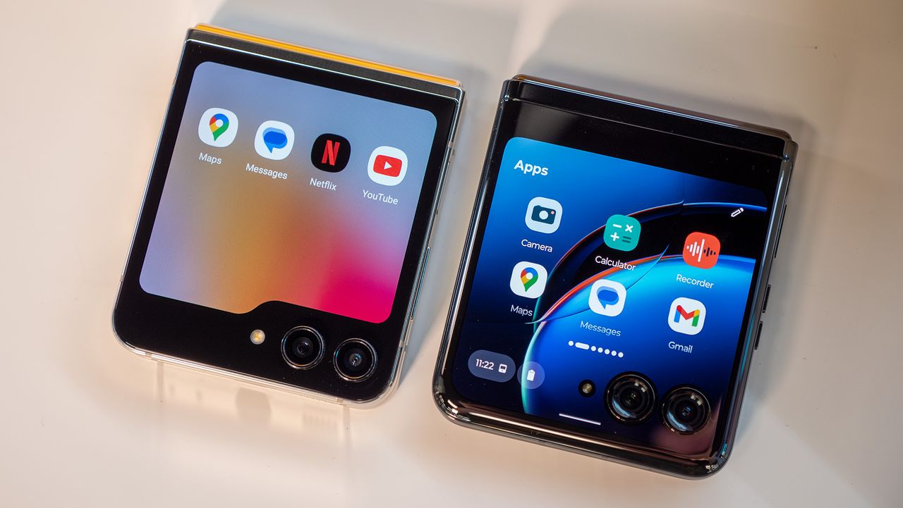 Comparing apps on the Samsung Galaxy Z Flip 5's cover screen with the Motorola Razr Plus