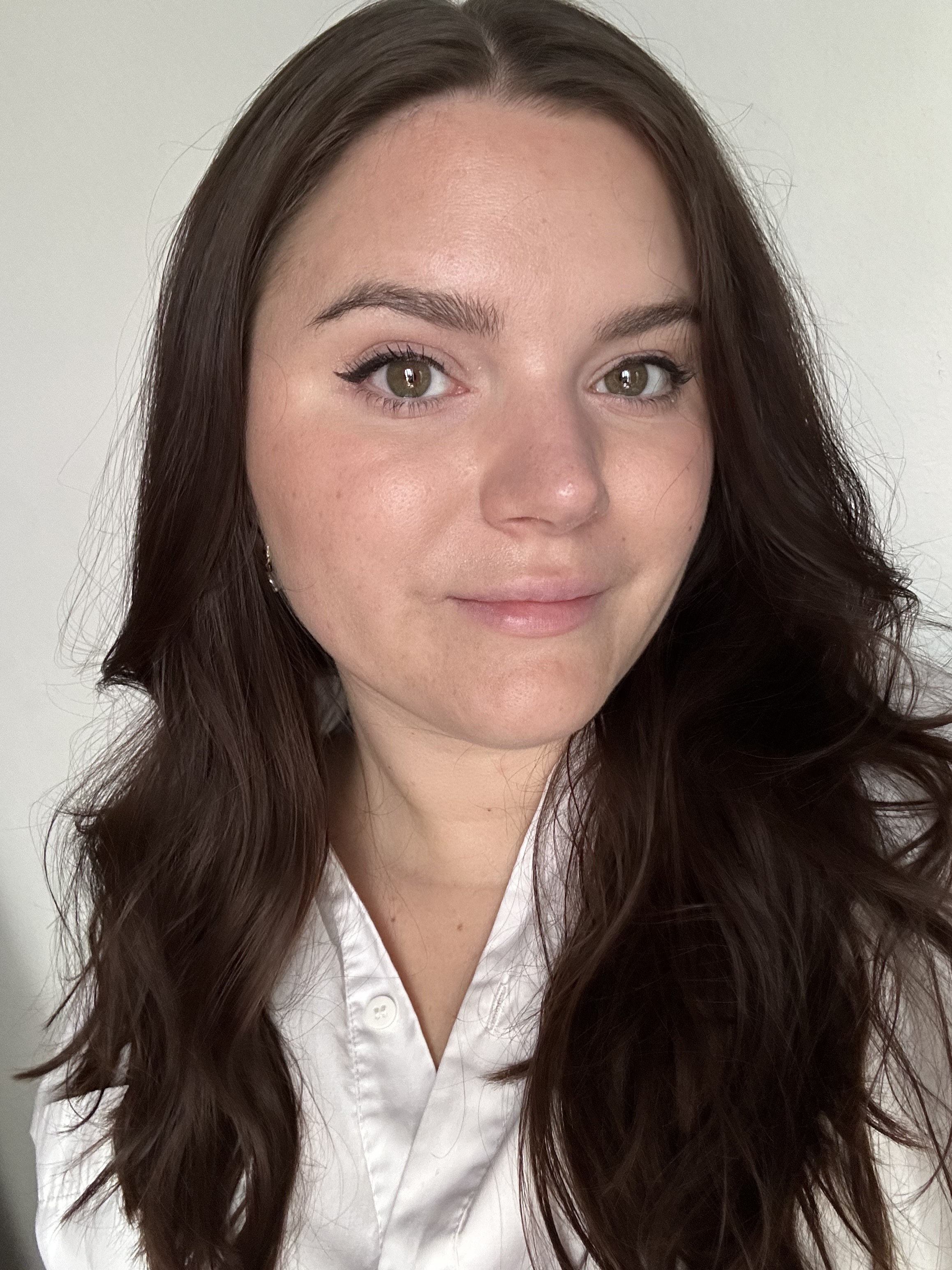 brooke knappenberger marie claire associate commerce editor with brunette hair