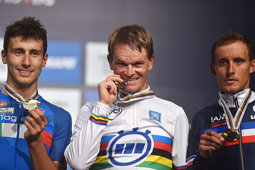 Vasil Kiryienka (Belarus) bites the gold medal