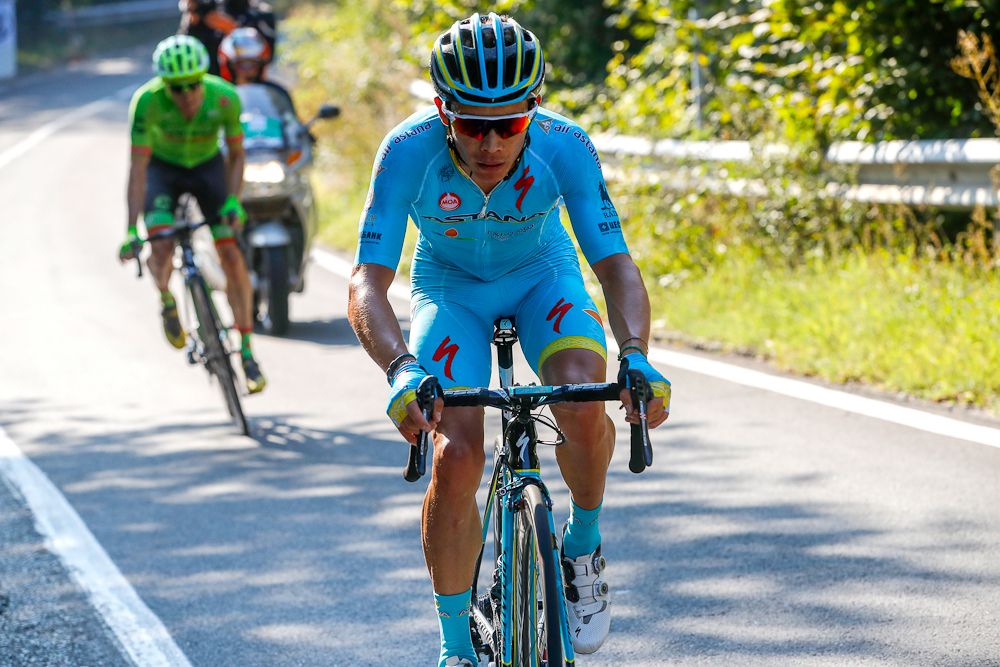 Miguel Angel Lopez drops Mike Woods near the end of Milano-Torino