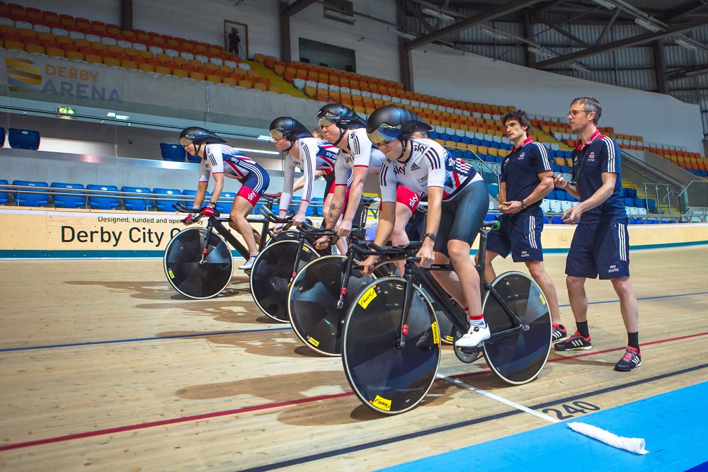 The women's pursuit team get out of the blocks