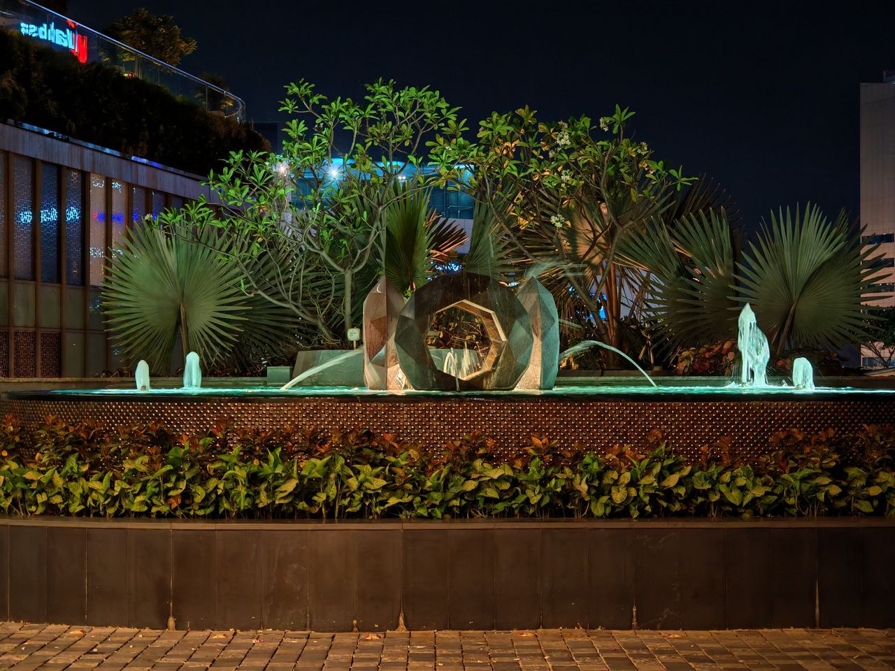 Photo of a fountain outside a restaurant taken with Porsche Design Honor Magic 6 RSR