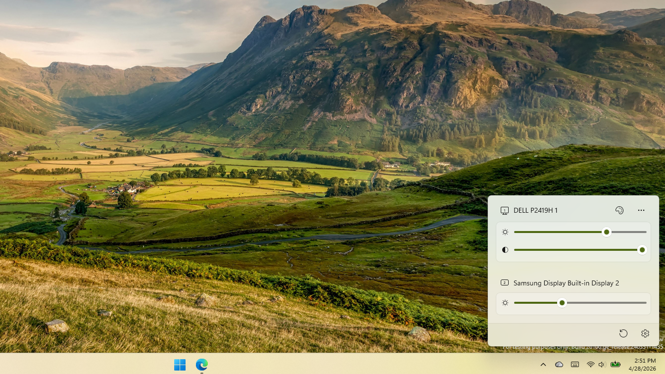 Windows 11 desktop with a display settings overlay in the bottom right corner.