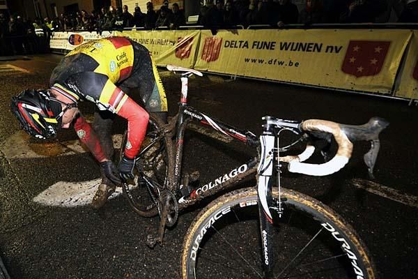 It was not a good day for Sven Nys (Landbouwkrediet Colnago), who suffered a mechanical involving his derailleur.