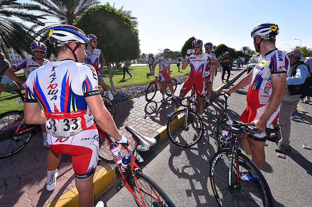 Katush riders waiting in the heat at stage 5 Tour of Oman