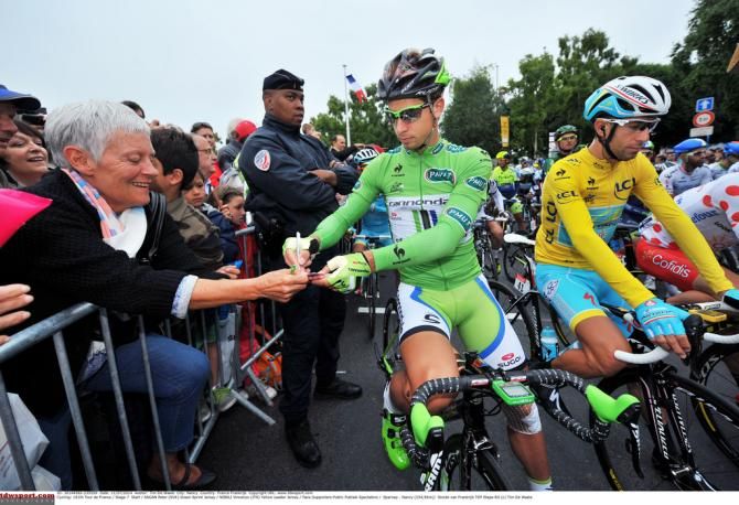 Peter Sagan signing signatures at the start