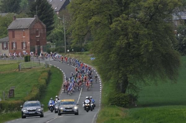 A hard-charging peloton goes after the break.