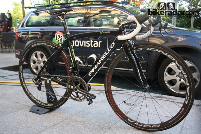 Nairo Quintana (Movistar) is riding a 6.89kg Pinarello Dogma 65.1 Think 2 built with a Campagnolo Record 11 EPS groupset