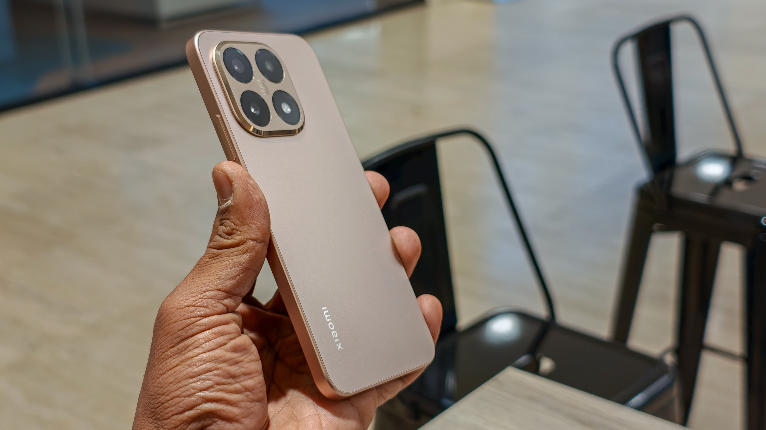 Xiaomi 15T in rose gold in the hand