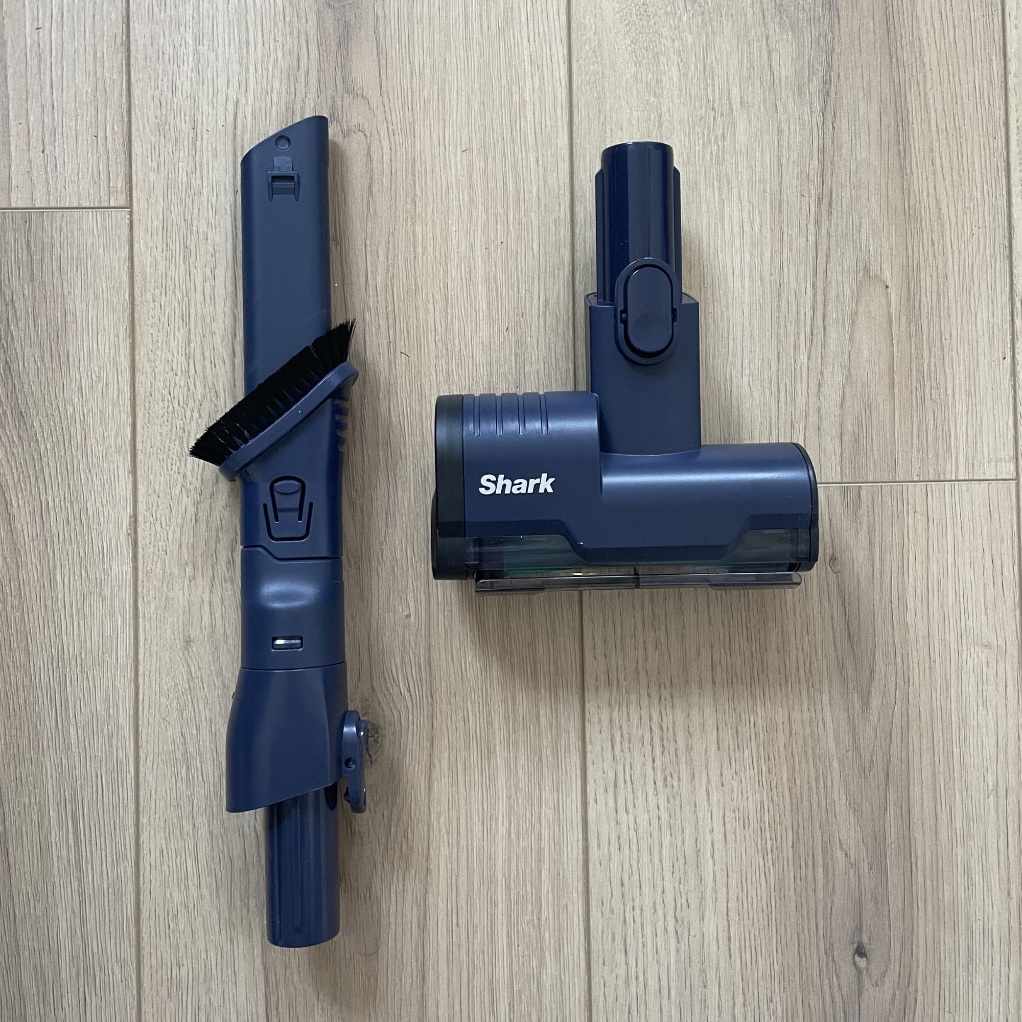 Tools of the Shark PowerDetect Speed laying on wood-effect flooring