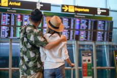 Couple going on holiday after deciding when is the best time to book flights