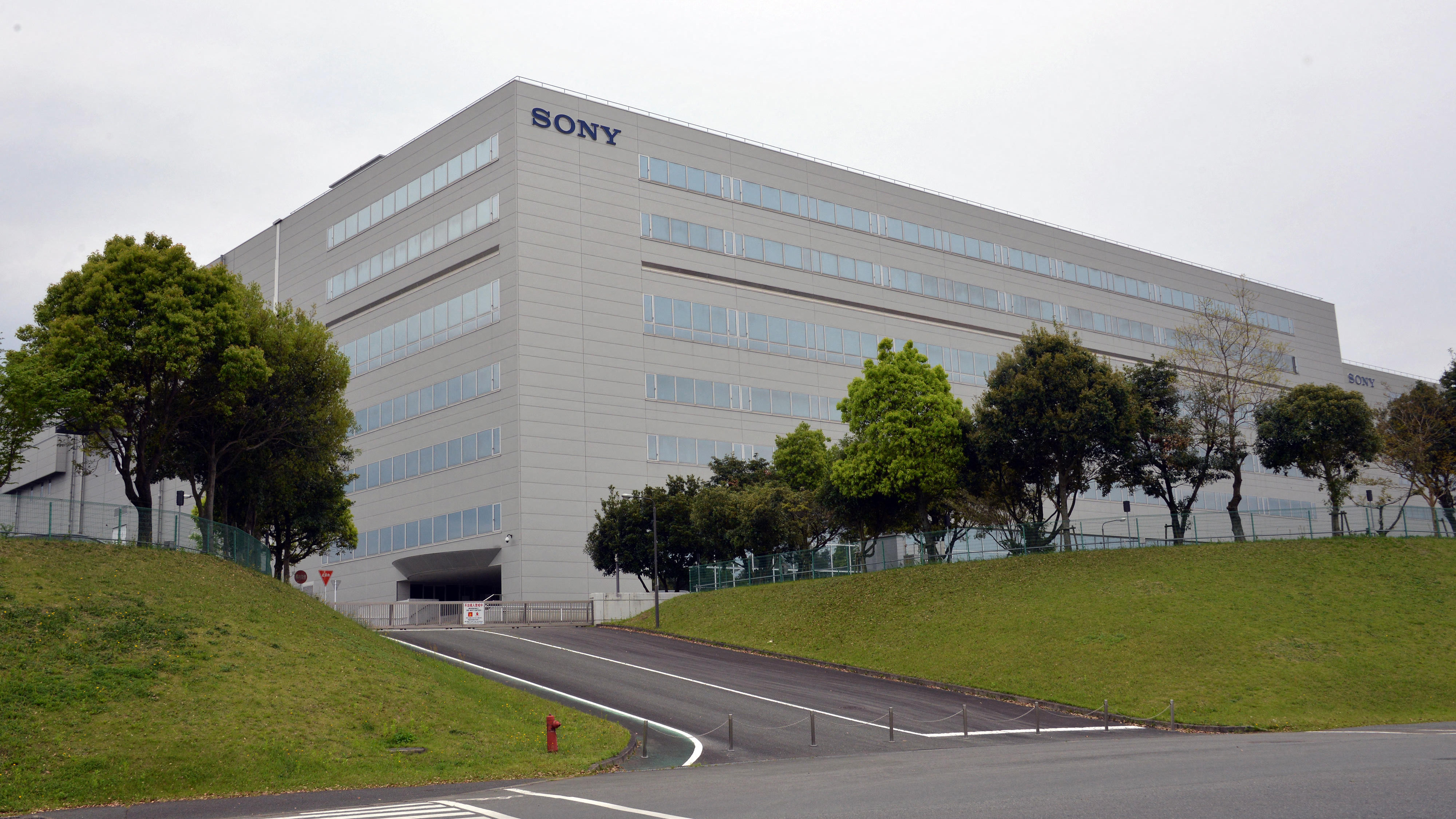 FXWPDB Kumamoto, Japan. 18th Apr, 2016. Sony's semiconductor factory stands at Kikuyo town in Kumamoto prefecture on Monday, April 18, 2016. The factory suspended their manufacturing after massive earthquakes attacked Japan's southern island of Kyushu. &copy; Yoshio Tsunoda/AFLO/Alamy Live News