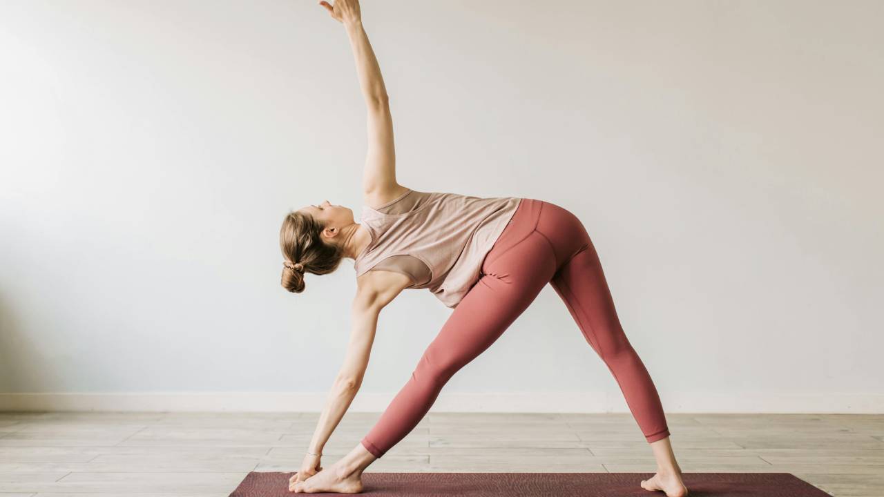 Trikonasana (triangle pose)