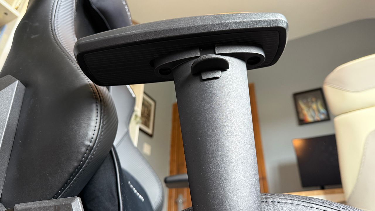 A shot of the armrests and the main lever of the Drifting chair.