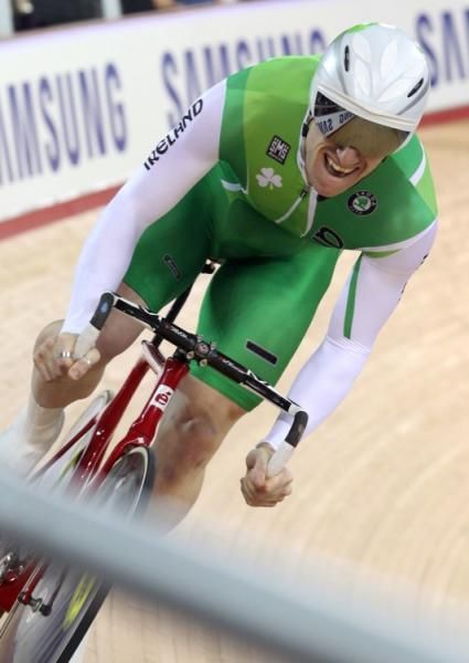 Martyn Irvine (Irl) survived a nasty crash in qualifying but bounces back in the men&sup1;s omnium flying lap