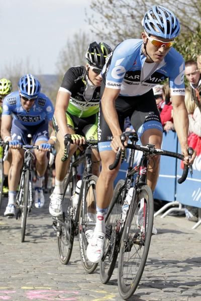 Heinrich Haussler (Garmin-Barracuda) leads Jens Keukeleire (GreenEdge) over the cobbles