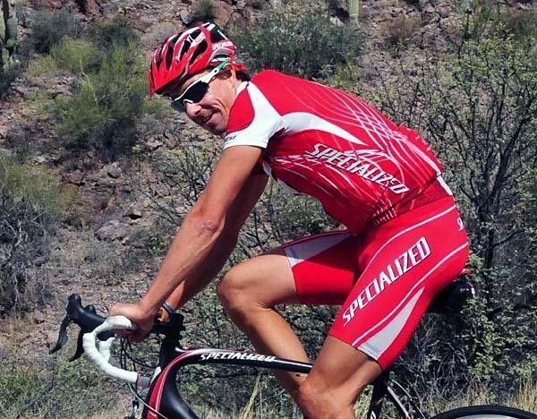 Todd Wells (Specialized) climbs Gates Pass.