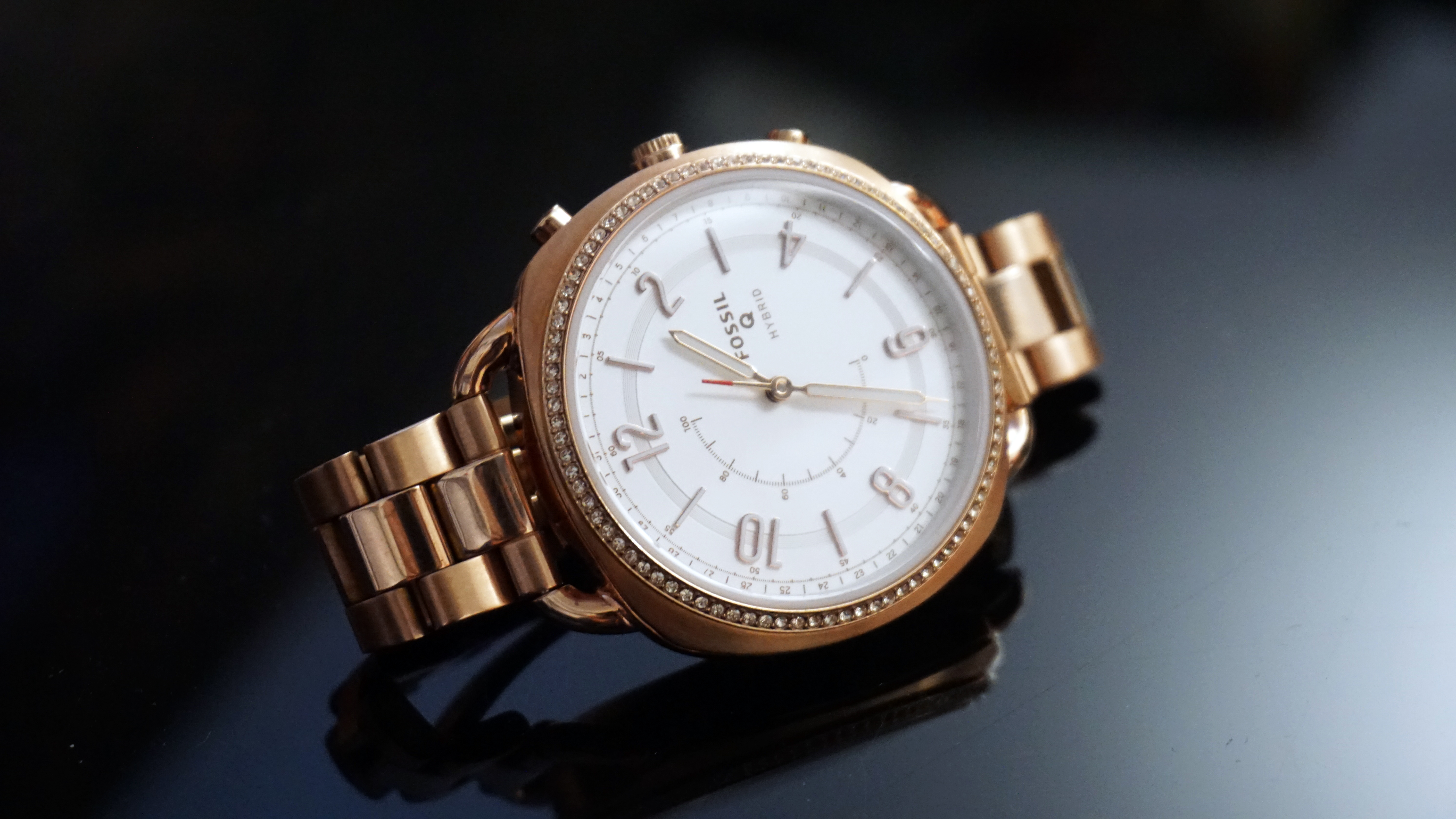 La Fossil Q Accomplice pourrait être confondue avec une montre mécanique traditionnelle plutôt qu'avec une smartwatch hybride. 