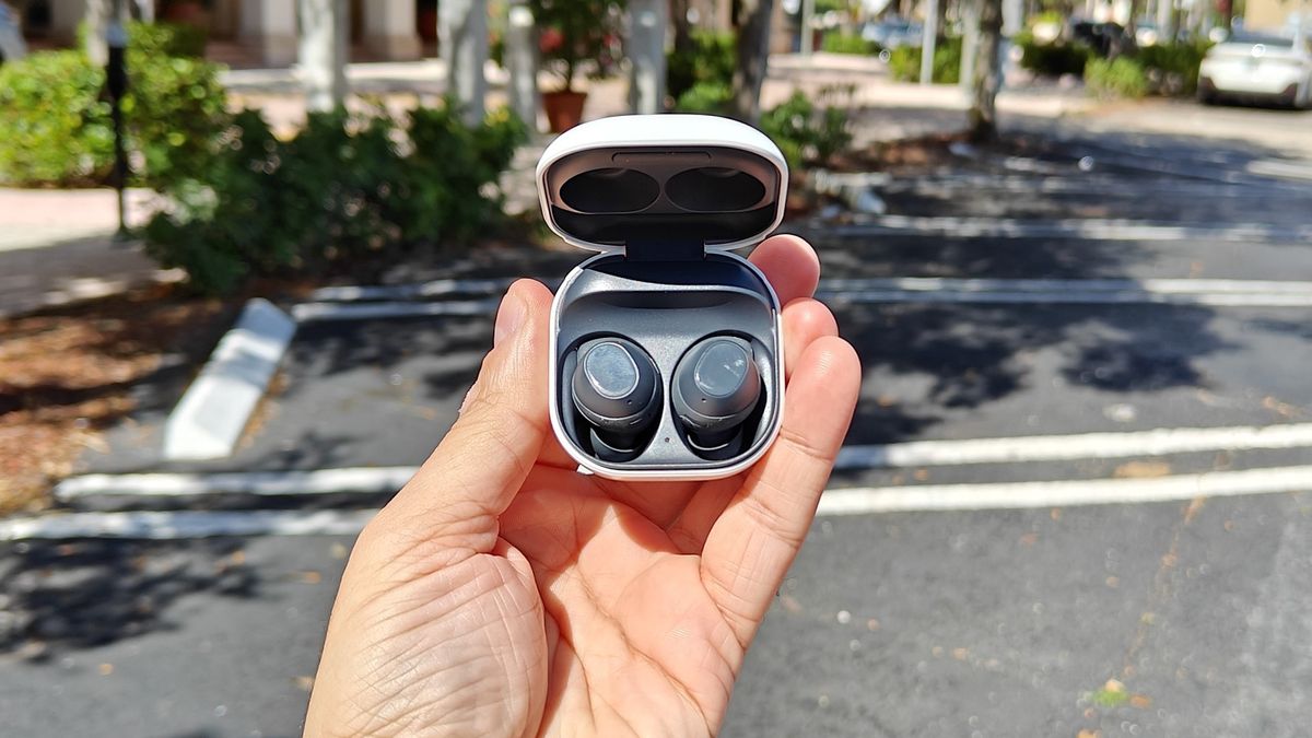 Samsung Galaxy Buds FE in charging case