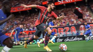 FIFA 22AC Milanin pelaaja pallon kanssa