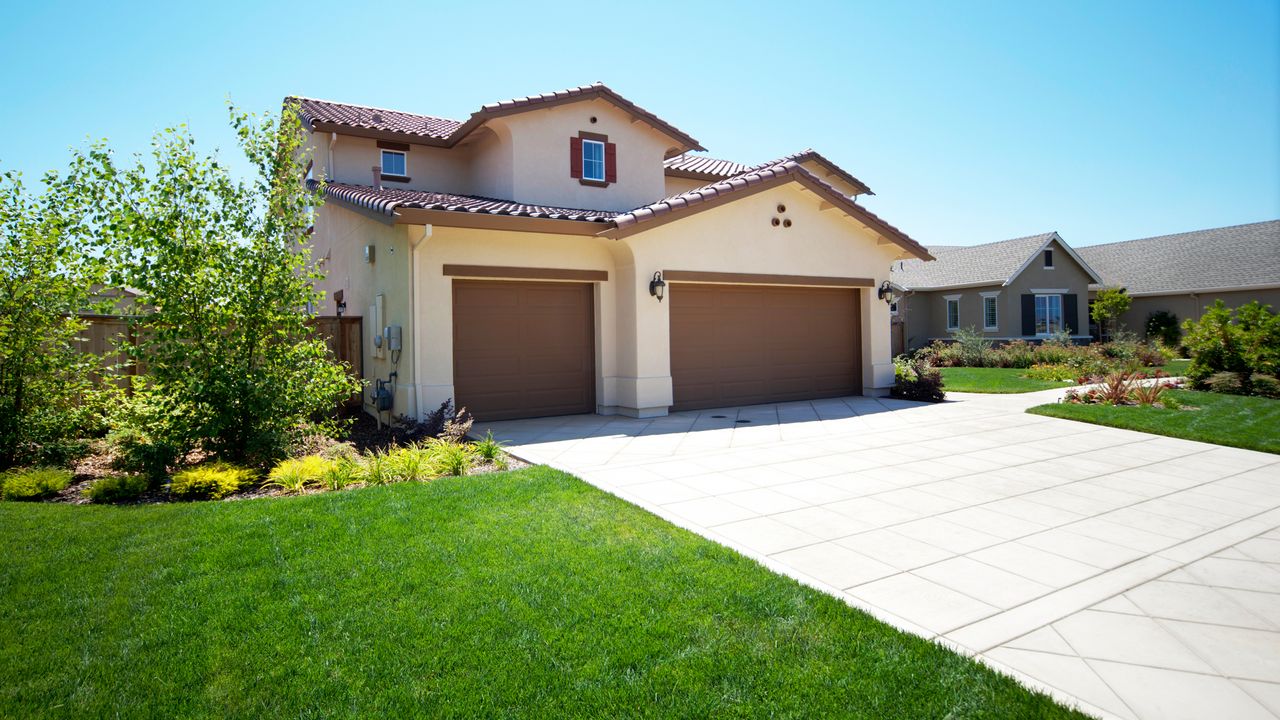 modern upscale California suburb home with paved driveway