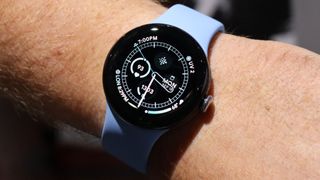 Pixel Watch 2 sur un poignet