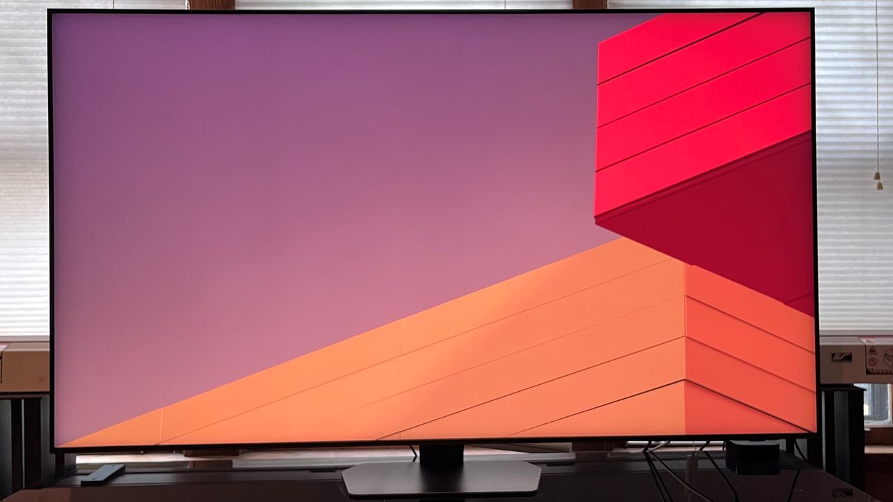 Samsung QN90C viser et abstrakt orange og r&oslash;dt billede