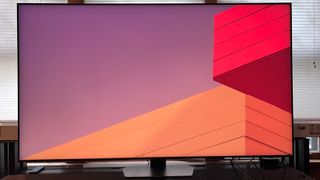 Samsung QN90C met een abstract beeld van oranje en rode kleuren