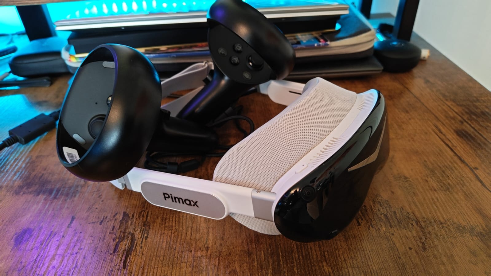 The Pimax Dream Air with its controllers