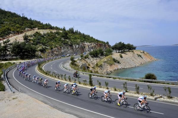 The peloton head towards the finish in Marmaris