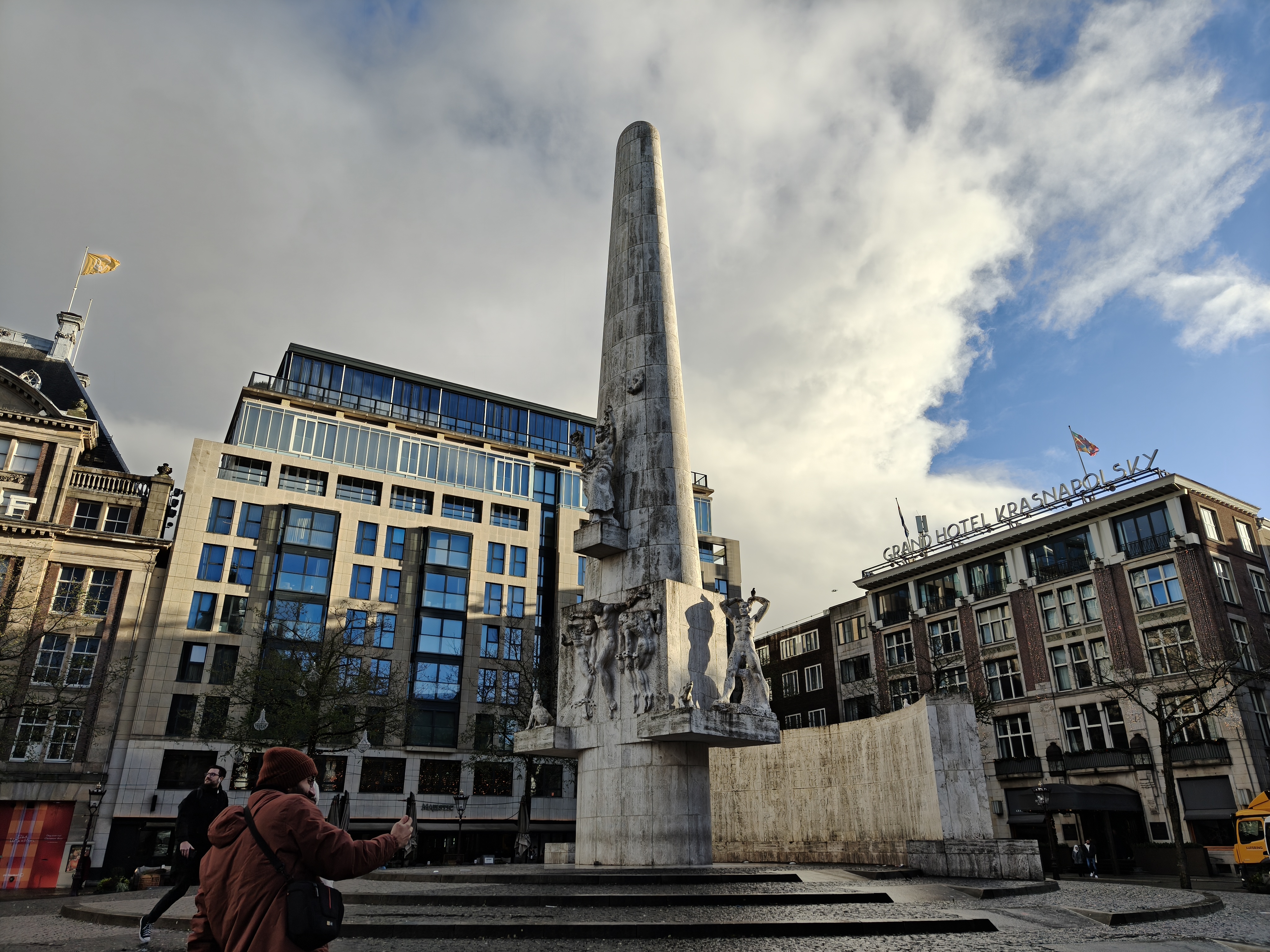 Oppo Find X8 camera sample Amsterdam monument